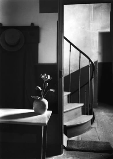 アンドレ・ケルテスによる白黒写真で、花瓶と螺旋階段が写されている