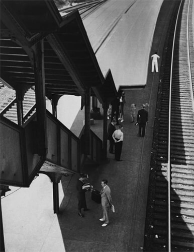 アンドレ・ケルテスによる白黒写真で、駅と線路が俯瞰で撮られている